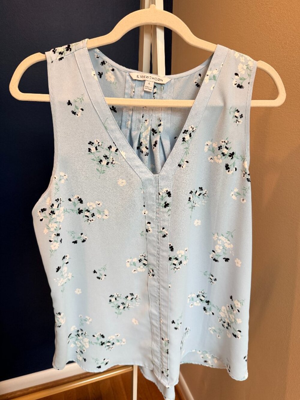 Romantic sleeveless blouse in blue